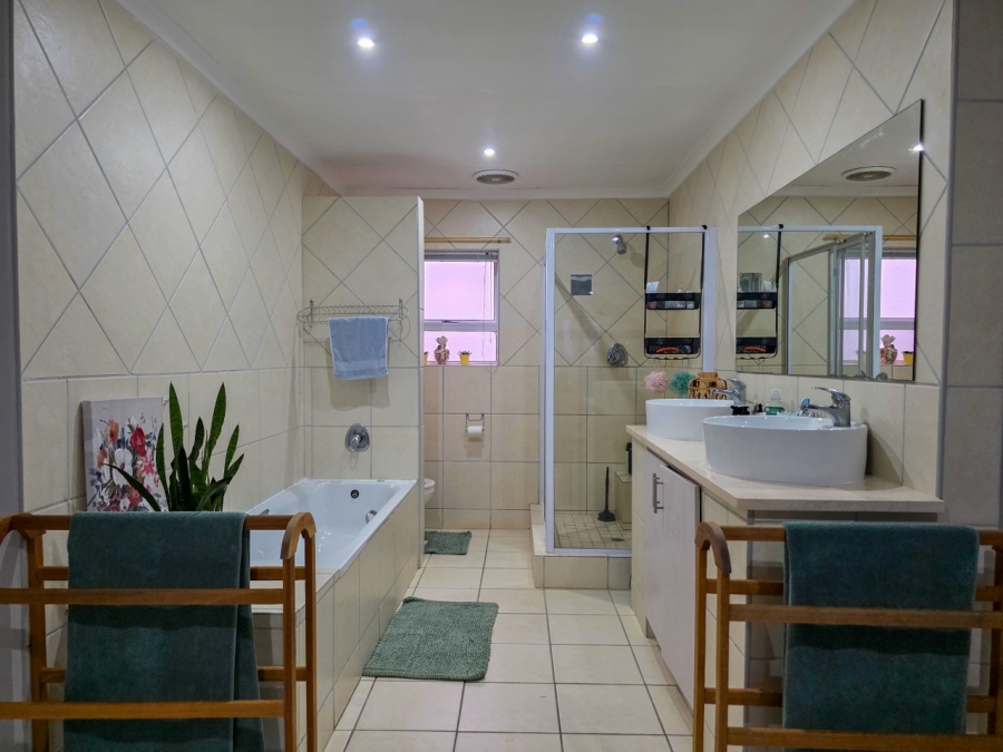 5 Bedroom Property for Sale in Wavecrest Eastern Cape